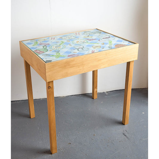 Siéntate en la mesa / Sit at the table